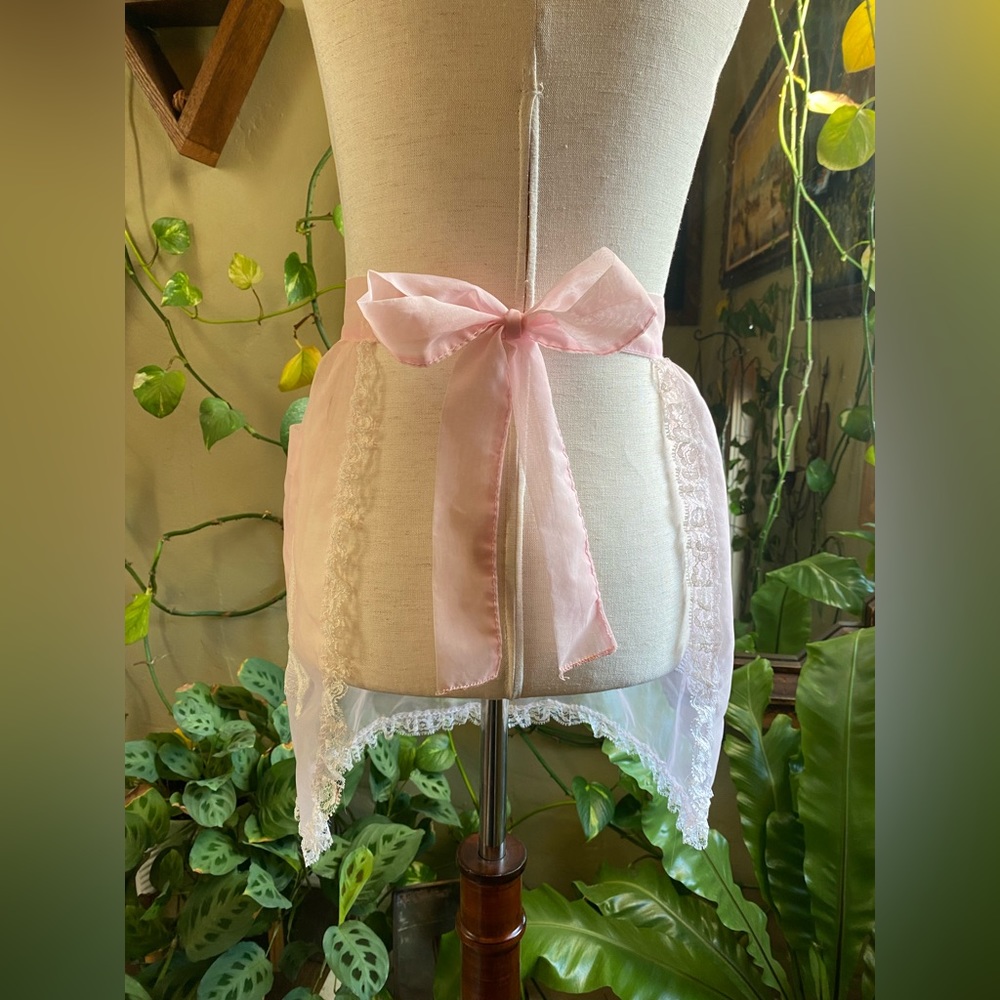 SOLD 🚫 Vintage 1950’s Baby Pink Organza Apron, White Lace Trim | Pockets XS-M - Picture 8 of 8